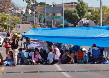 Foto: Adrián Gaytán // Cómodamente instalados en el crucero de Fonapas y la ciudadanía viviendo un calvario.