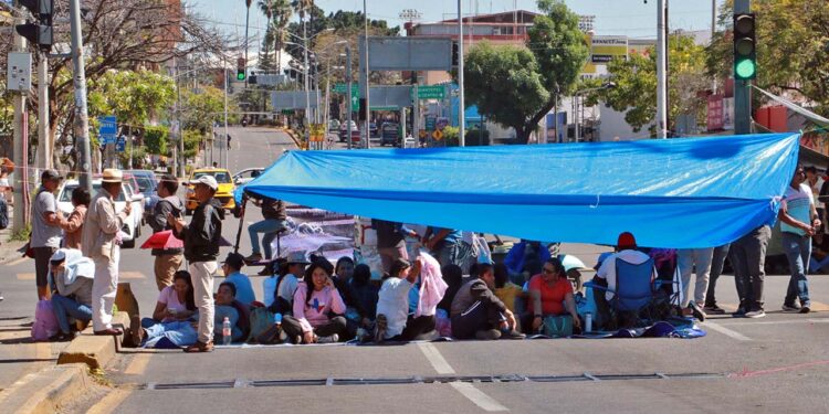 Foto: Adrián Gaytán // Cómodamente instalados en el crucero de Fonapas y la ciudadanía viviendo un calvario.