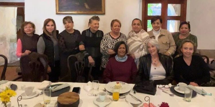 Fotos: cortesía // El Grupo Nizaridani se reunió en un restaurante de esta bella Verde Antequera para festejar con mucha alegría a Lalis Vásquez.