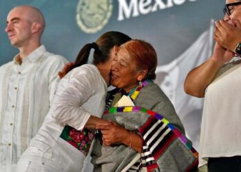 Foto: Presidencia de la República // En Juxtlahuaca, Claudia Sheinbaum entregó tarjetas a las beneficiarias del programa Pensión Mujeres Bienestar.