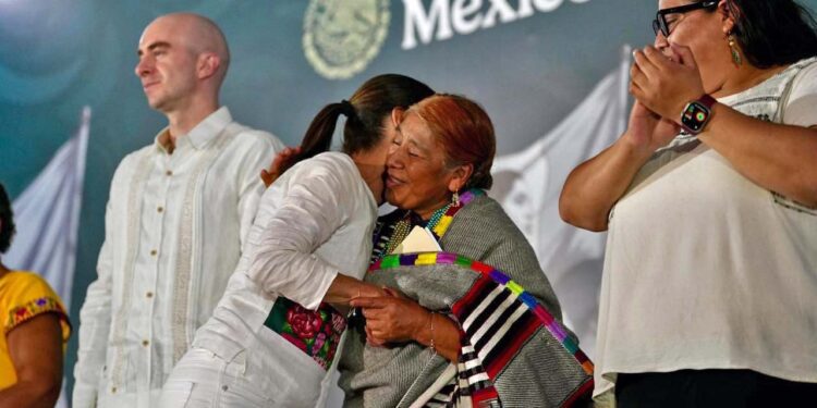 Foto: Presidencia de la República // En Juxtlahuaca, Claudia Sheinbaum entregó tarjetas a las beneficiarias del programa Pensión Mujeres Bienestar.