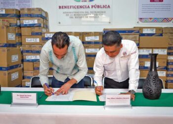 Foto: Gobierno de Oaxaca // Entrega de equipamiento para el Hospital Civil luego de la crisis de medicamentos.