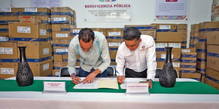 Foto: Gobierno de Oaxaca // Entrega de equipamiento para el Hospital Civil luego de la crisis de medicamentos.