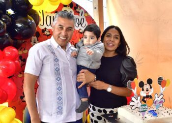 Fotos: Rubén Morales // Heriberto García Hernández y Estephania Gómez Ramos, abuelitos del festejado.