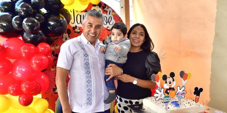Fotos: Rubén Morales // Heriberto García Hernández y Estephania Gómez Ramos, abuelitos del festejado.