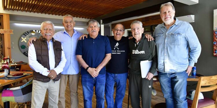 Foto: Rubén Morales // Los seis amigos se reunieron para compartir los sagrados alimentos.
