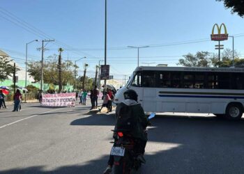 Foto: Álvaro Cuitláhuac // La avenida Niños Héroes ahorcada por la movilización del STEUABJO.