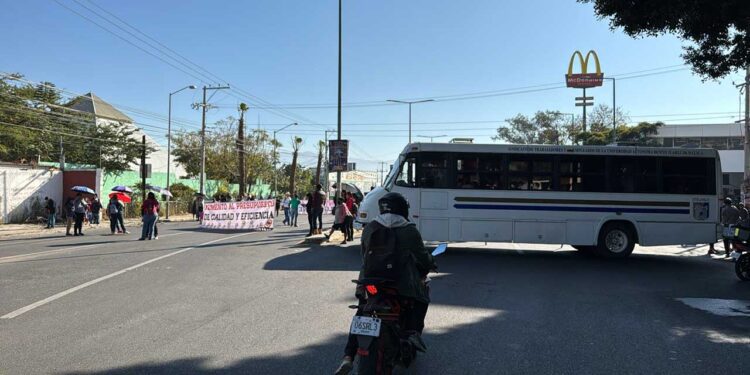 Foto: Álvaro Cuitláhuac // La avenida Niños Héroes ahorcada por la movilización del STEUABJO.