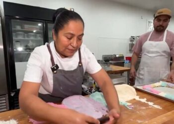 Foto: Tomado de video de Telemundo // La elaboración de la rosca de Reyes a la manera tradicional en Clovis, California.