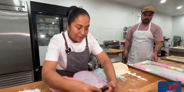 Foto: Tomado de video de Telemundo // La elaboración de la rosca de Reyes a la manera tradicional en Clovis, California.