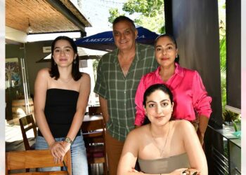 Los presentes consintieron y apapacharon a la cumpleañera.