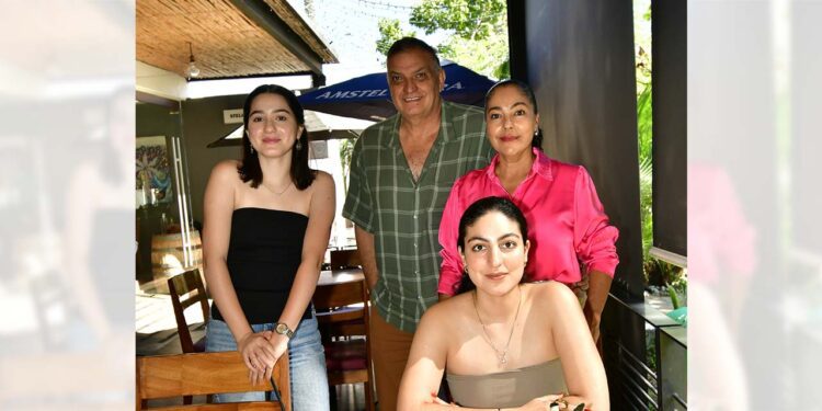 Los presentes consintieron y apapacharon a la cumpleañera.