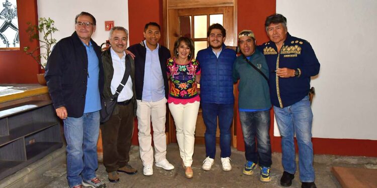 Fotos: Rubén Morales // Ofelia Rodríguez e invitados en la presentación del catálogo "Madre Naturaleza".