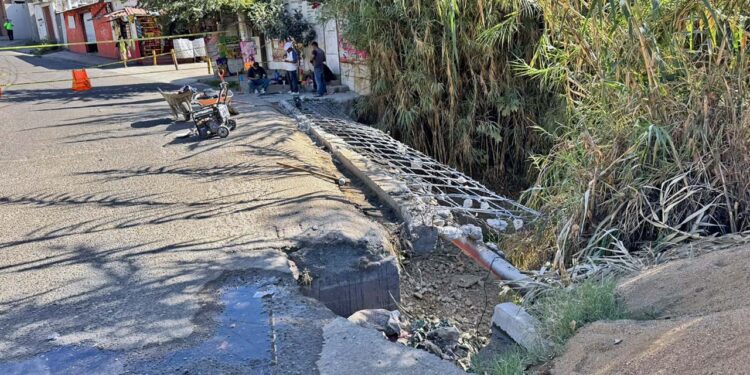Foto: Álvaro Cuitláhuac López // Se observa la malla de lo que será el nuevo puente luego de la demolición del antiguo.