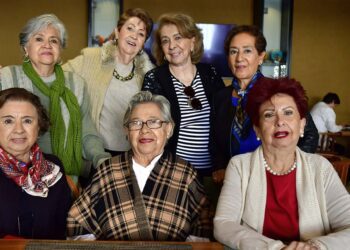 Fotos: Rubén Morales // Sus amigas la agasajaron y le desearon lo mejor en su cumpleaños.
