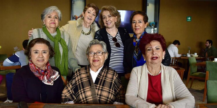 Fotos: Rubén Morales // Sus amigas la agasajaron y le desearon lo mejor en su cumpleaños.