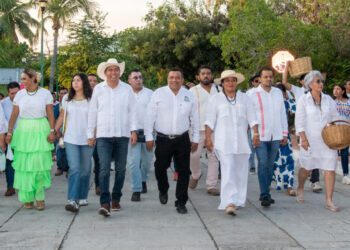 Fotos: Raúl Laguna // Encabezados por el presidente municipal, Julio Cárdenas Ortega, autoridades y habitantes de Santa María Huatulco participan en la Caminata Tradicional.