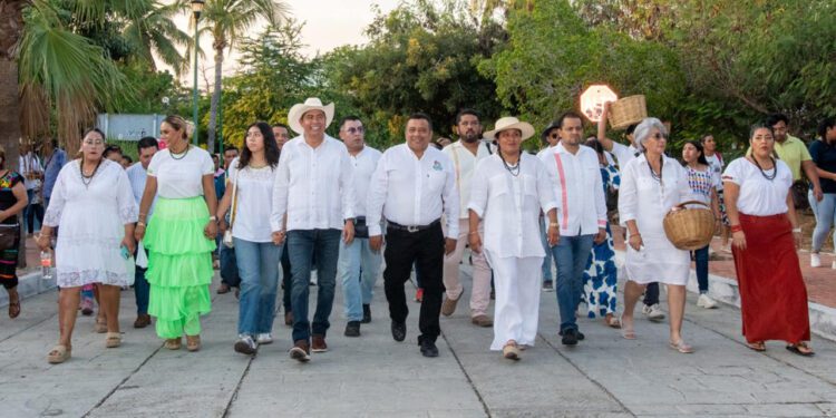 Fotos: Raúl Laguna // Encabezados por el presidente municipal, Julio Cárdenas Ortega, autoridades y habitantes de Santa María Huatulco participan en la Caminata Tradicional.