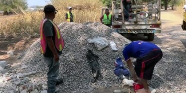 El detenido fue señalado por el velador de la construcción afectada.