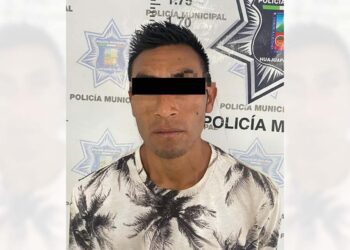 Fue detenido y trasladado a los separos del cuartel de seguridad pública.