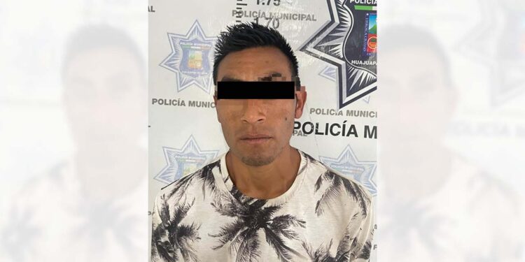 Fue detenido y trasladado a los separos del cuartel de seguridad pública.