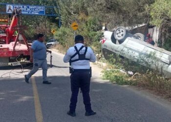 La unidad se salió de la carretera volcando, el conductor resultó ileso.