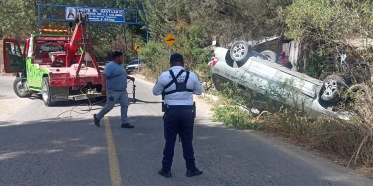 La unidad se salió de la carretera volcando, el conductor resultó ileso.