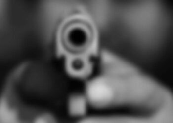 Le apuntó al elemento policial para intentar evadir la ley.