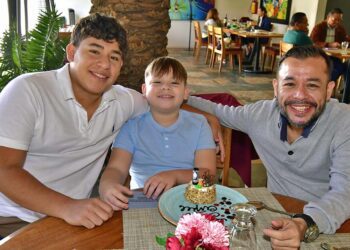 Foto: Rubén Morales // Su papá Adrián Perea y su hermano Iker Perea posaron con él en la foto.