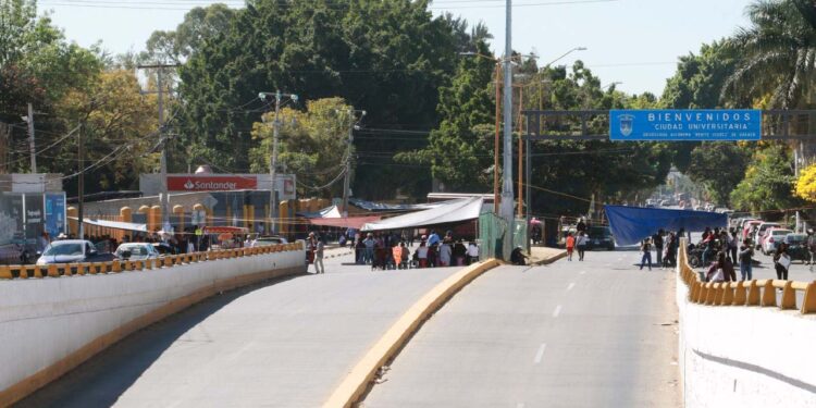 Foto: Adrián Gaytán // Sin circulación en los accesos a Ciudad Universitaria.