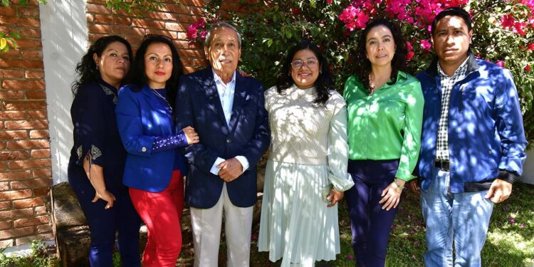 Fotos: Rubén Morales // Sus seres queridos lo colmaron de felicitaciones y buenos deseos.