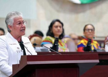 Foto: Luis Alberto Cruz // Al comparecer ante legisladores, la titular de la SEP-Oaxaca, Delfina Guzmán, dijo que ha disminuido en 9% la deserción escolar.