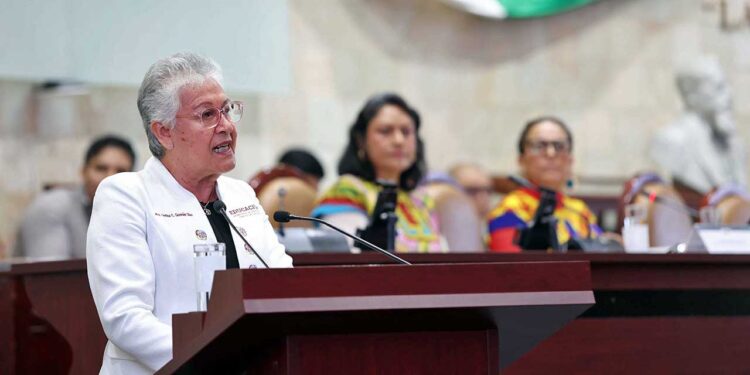 Foto: Luis Alberto Cruz // Al comparecer ante legisladores, la titular de la SEP-Oaxaca, Delfina Guzmán, dijo que ha disminuido en 9% la deserción escolar.