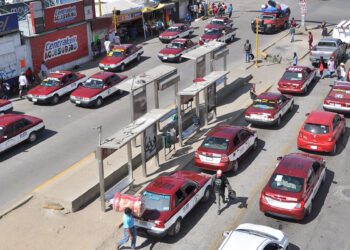 Foto: Adrián Gaytán // Al menos 5 mil 719 unidades de taxis foráneos circulan en la capital para levantar y transportar pasajeros en los diferentes municipios conurbados.