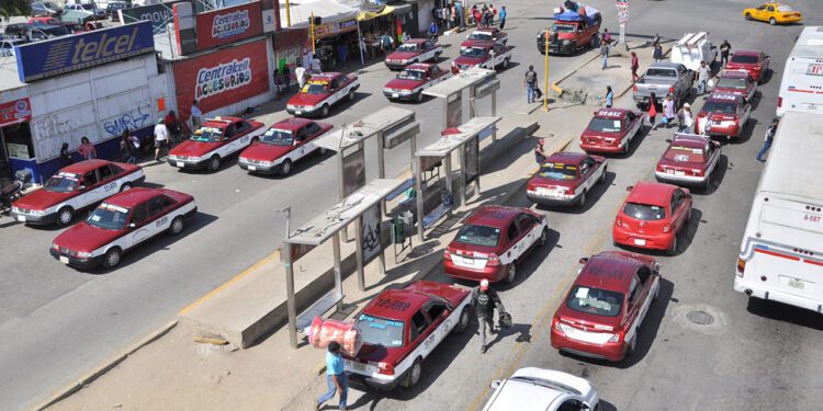 Foto: Adrián Gaytán // Al menos 5 mil 719 unidades de taxis foráneos circulan en la capital para levantar y transportar pasajeros en los diferentes municipios conurbados.