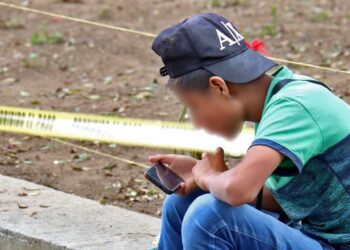 Foto: Luis Alberto Cruz // Alertan por daños en la retina, por el uso excesivo de celular en menores de edad.