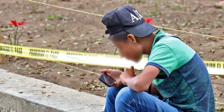 Foto: Luis Alberto Cruz // Alertan por daños en la retina, por el uso excesivo de celular en menores de edad.