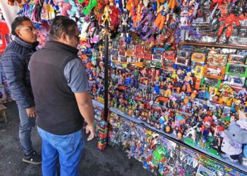 Foto: Adrián Gaytán // Algunos vendedores consideran que en esta ocasión hay una preferencia por muñecos o figuras de colección.