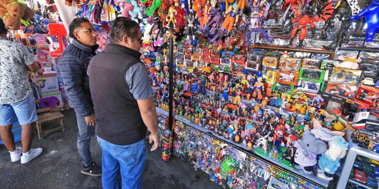 Foto: Adrián Gaytán // Algunos vendedores consideran que en esta ocasión hay una preferencia por muñecos o figuras de colección.