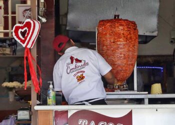 Foto: Luis Alberto Cruz // Ante el alza en insumos, las taquerías ajustan los precios en las cartas.