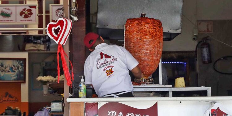Foto: Luis Alberto Cruz // Ante el alza en insumos, las taquerías ajustan los precios en las cartas.