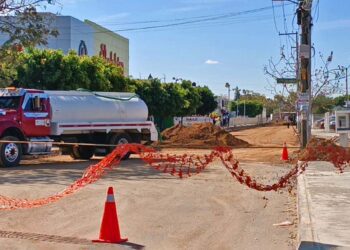 Foto: Lisbeth Mejía Reyes // Aún no había ninguna parte repavimentada; se observaba en proceso de aplanado del suelo.