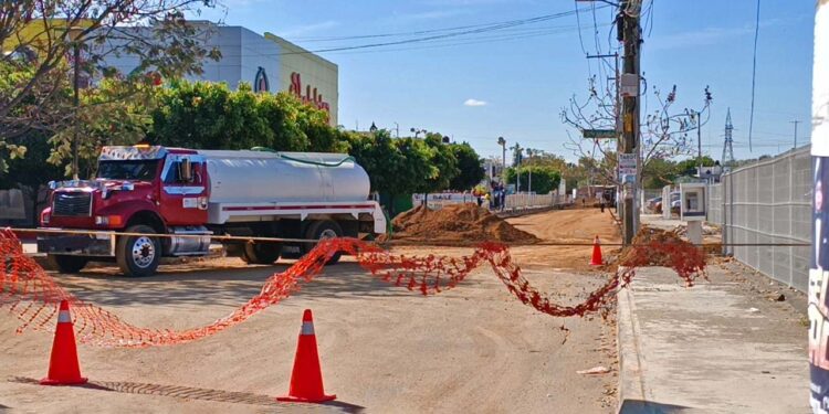 Foto: Lisbeth Mejía Reyes // Aún no había ninguna parte repavimentada; se observaba en proceso de aplanado del suelo.