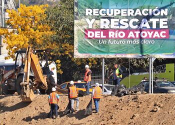 Foto: Adrián Gaytán // Afinan taludes y desazolvan el lecho y paredes del río Atoyac.