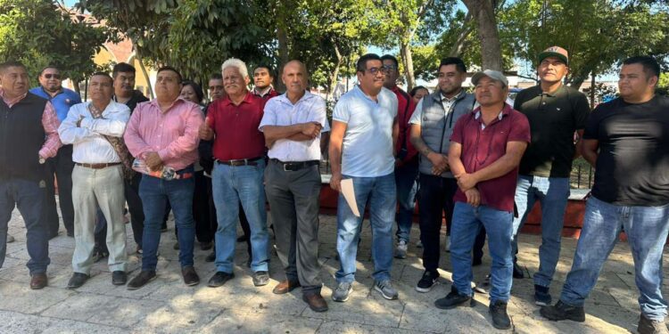 Foto: Redes sociales // Al menos 20 organizaciones de taxistas afirman que subirán el pasaje el 1 de febrero en Huajuapan de León.