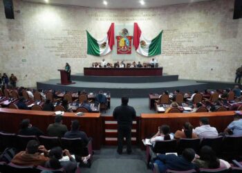 Foto: Congreso de Oaxaca // Alistan la tribuna del Congreso local para la Glosa del Informe de Salomón Jara.