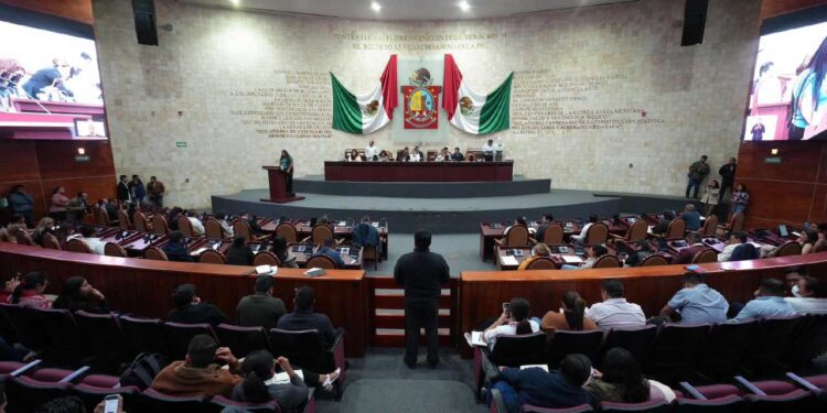 Foto: Congreso de Oaxaca // Alistan la tribuna del Congreso local para la Glosa del Informe de Salomón Jara.