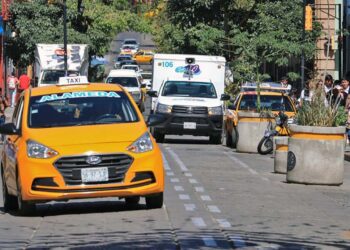 Foto: Adrián Gaytán // Anuncian, de nueva cuenta, combate a las dobles filas de autos en la ciudad.