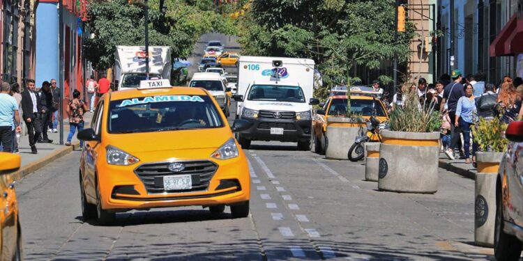 Foto: Adrián Gaytán // Anuncian, de nueva cuenta, combate a las dobles filas de autos en la ciudad.
