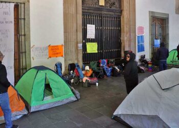 Foto: Luis Alberto Cruz // Bloquean los accesos al Palacio de Gobierno.